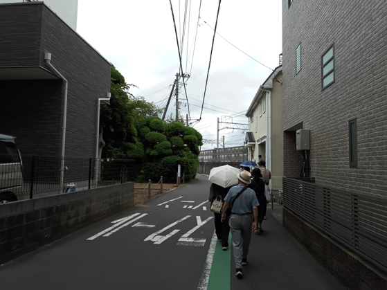線路沿いを点検するようす.png