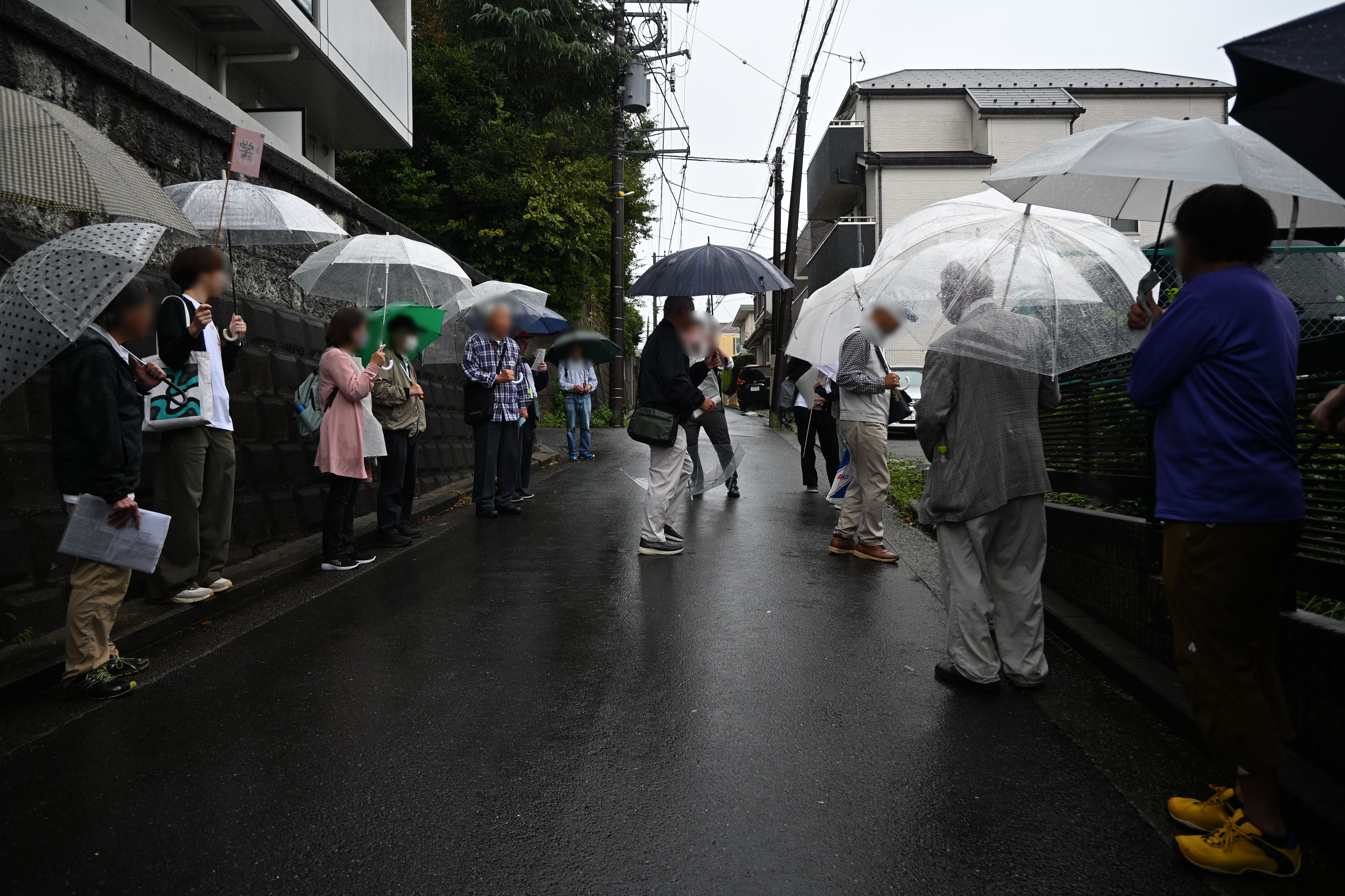 ☑雨の中のまち歩きでサイン探索.jpg