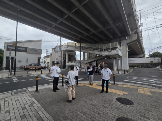 住宅街にある基幹道路を点検　意外と涼しい.png