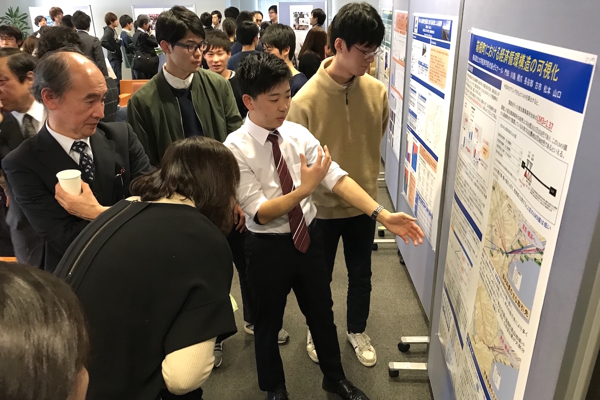 写真3　地域連携シンポジウムで発表