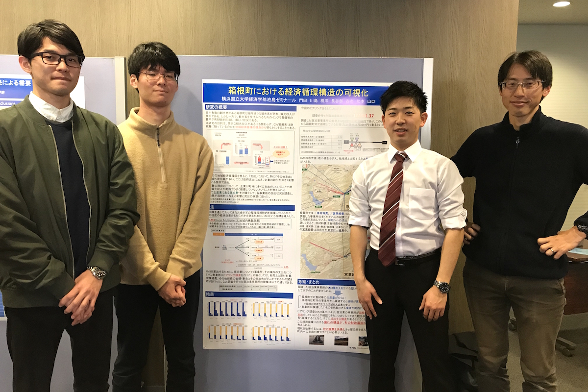 写真5　池島祥文准教授（右）と学生たち