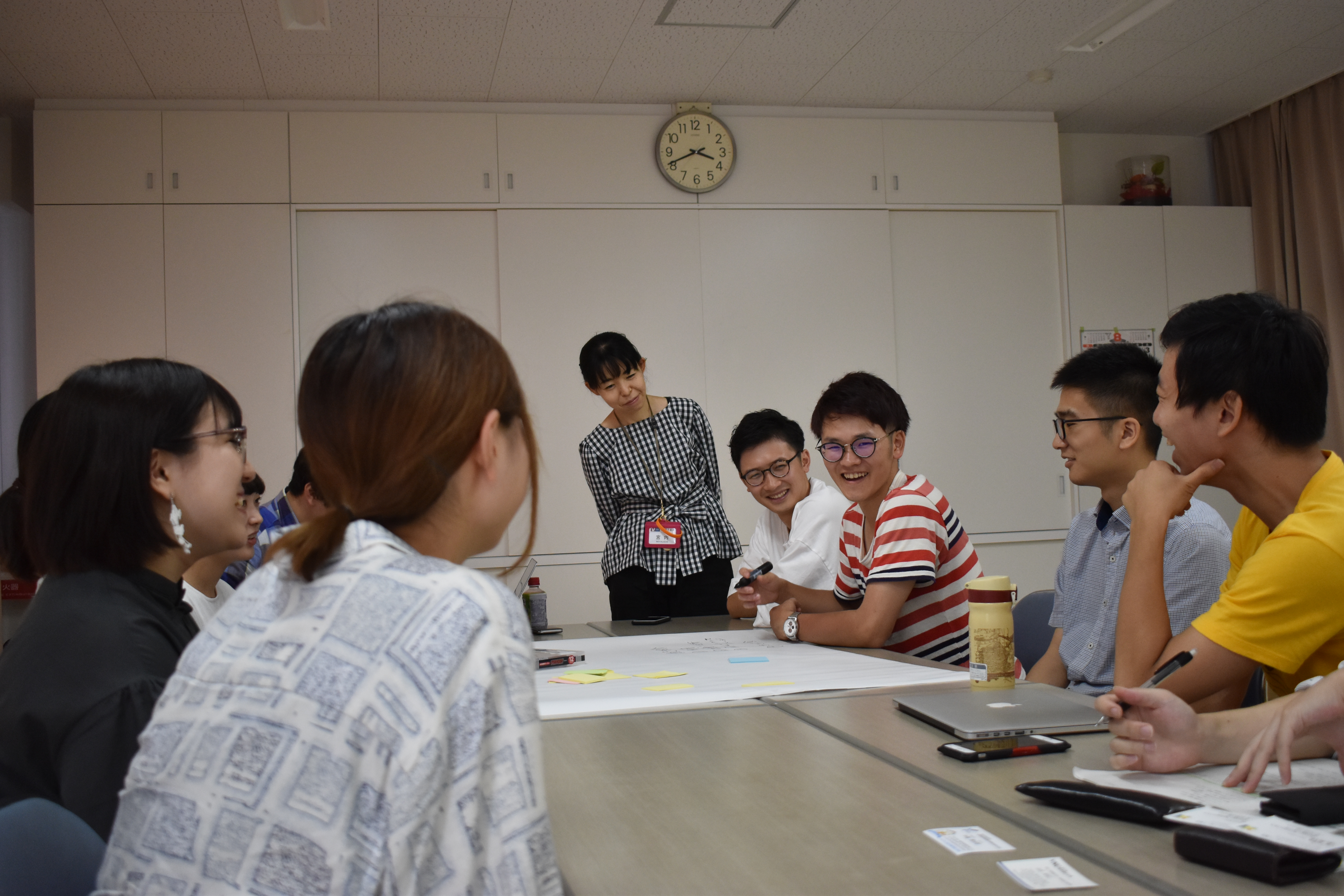 写真1　サコラボ定例会でまちづくりについて議論を重ねる学生メンバー